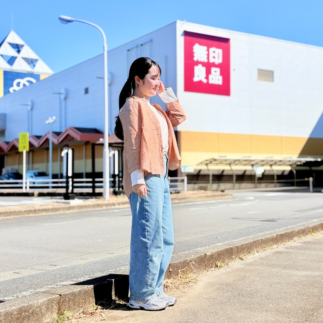 リネンとデニムでカジュアルコーディネートにしたスタッフの写真です。