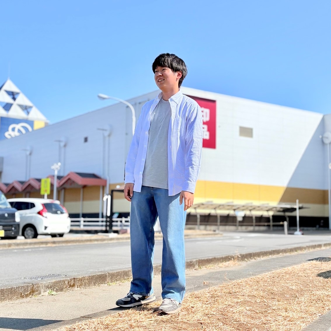 洗いざらしオックスボタンダウン長袖シャツにデニムパンツを合わせたコーディネートのスタッフの写真です。