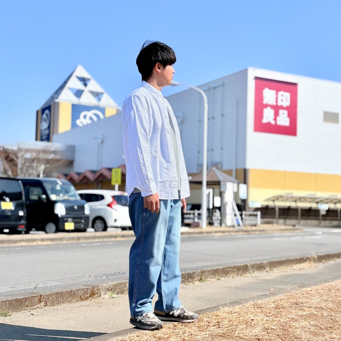 洗いざらしオックスボタンダウン長袖シャツにデニムパンツを合わせたコーディネートのスタッフの写真です。