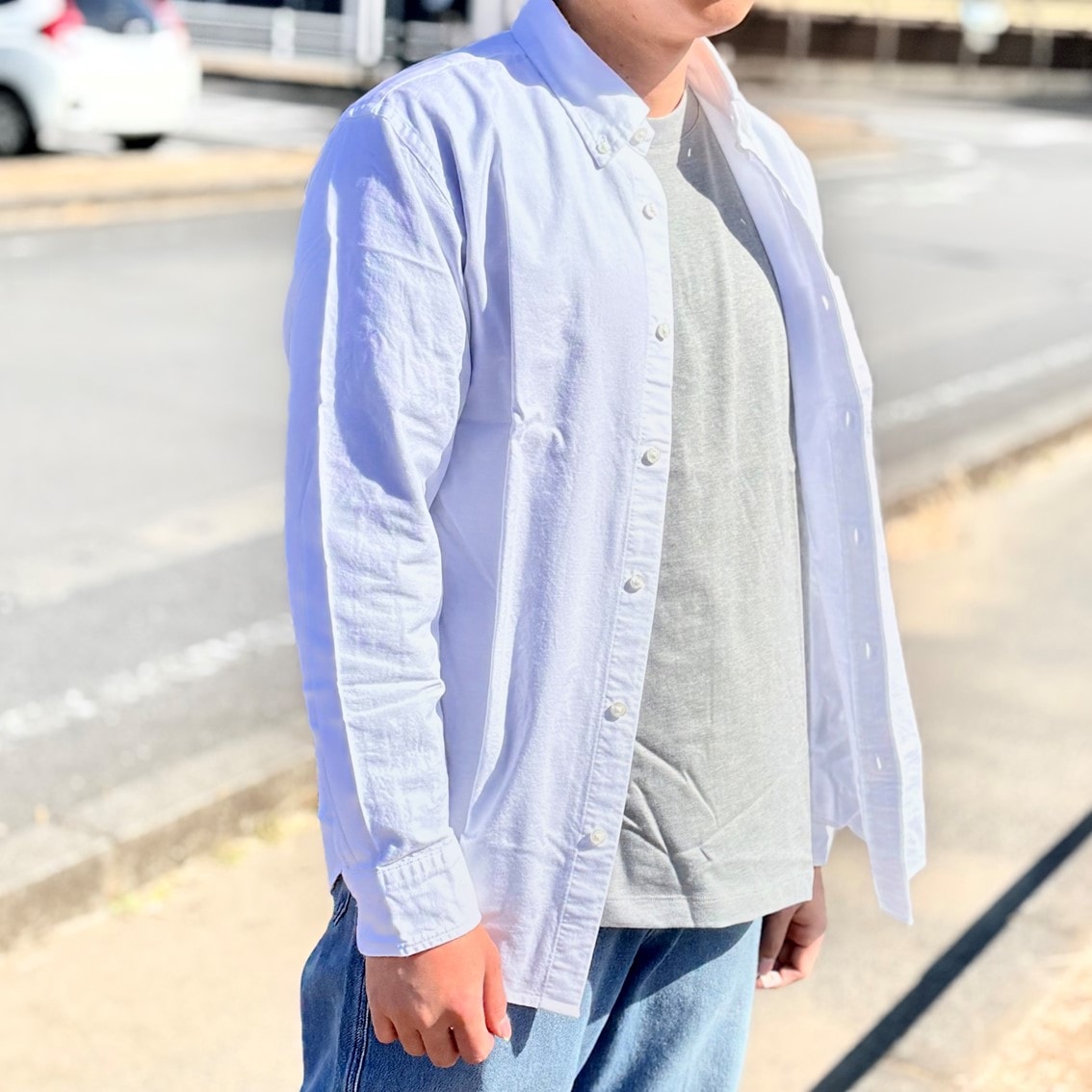 洗いざらしオックスボタンダウン長袖シャツにデニムパンツを合わせたコーディネートのスタッフの写真です。