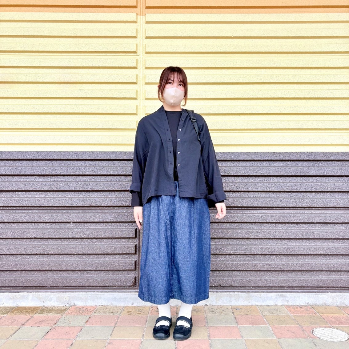 肌当たりの良い強撚糸を使ったクルーネックTシャツとシャツでコーディネートしたスタッフの写真です。