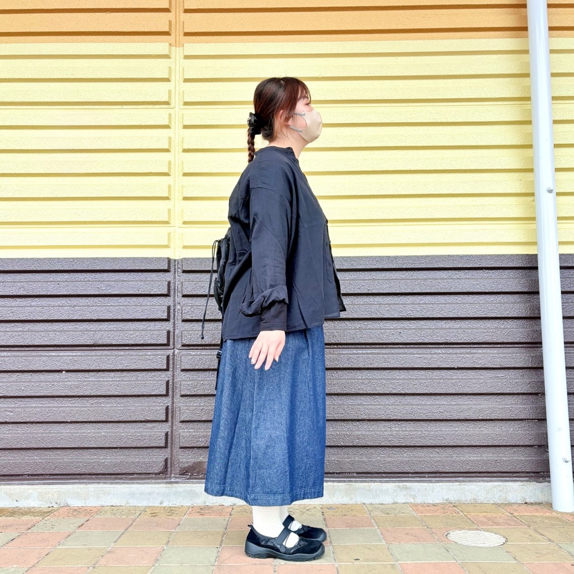 肌当たりの良い強撚糸を使ったクルーネックTシャツとシャツでコーディネートしたスタッフの写真です。