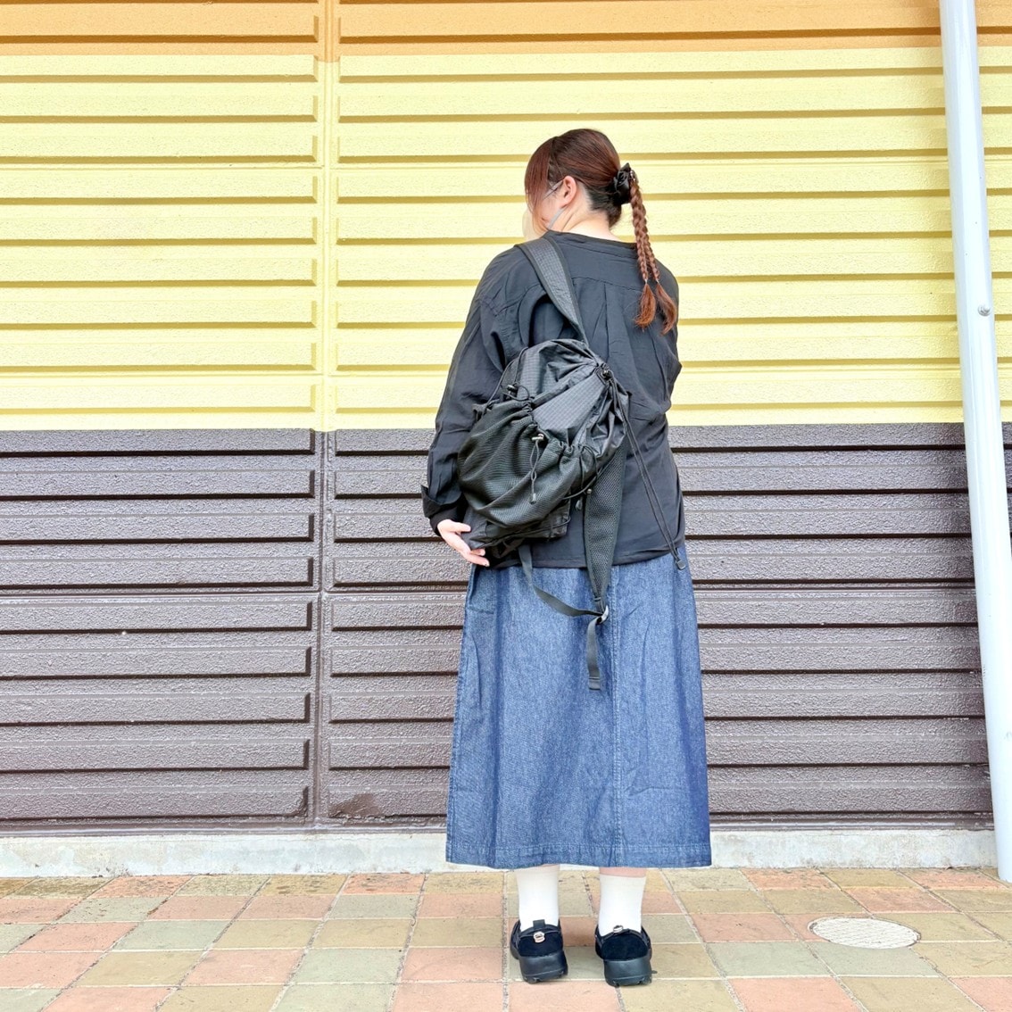 肌当たりの良い強撚糸を使ったクルーネックTシャツとシャツでコーディネートしたスタッフの写真です。