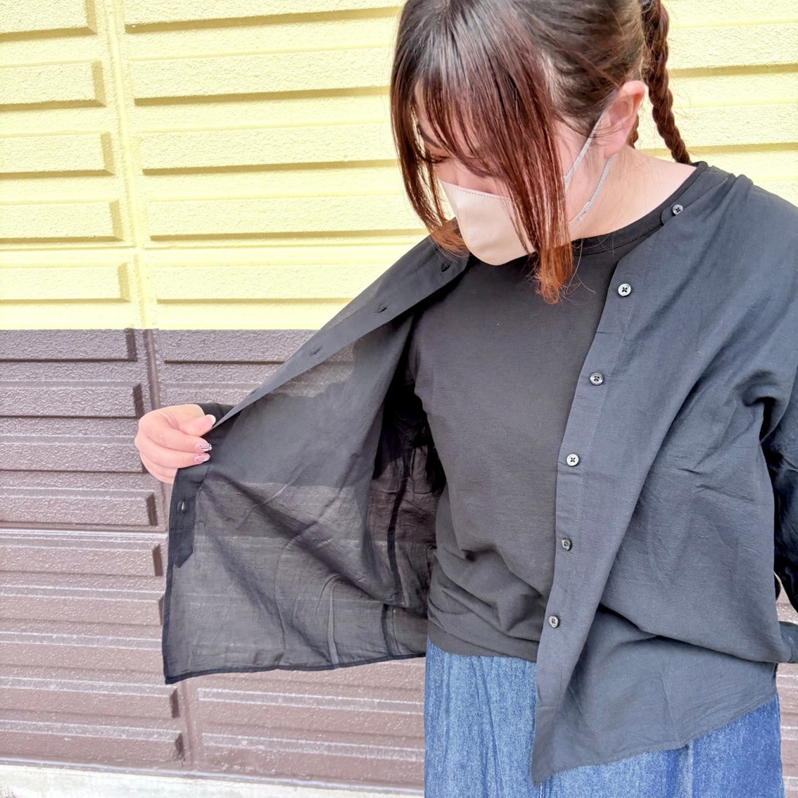 肌当たりの良い強撚糸を使ったシアーシャツの写真です。