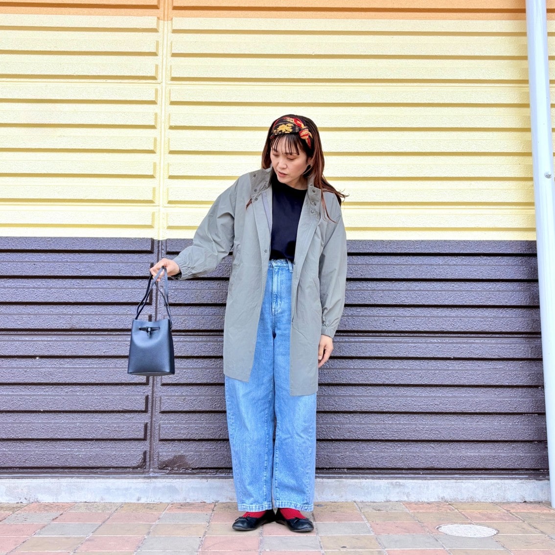 撥水　フードがしまえるロングコートを使ったコーディネートのスタッフの写真です。