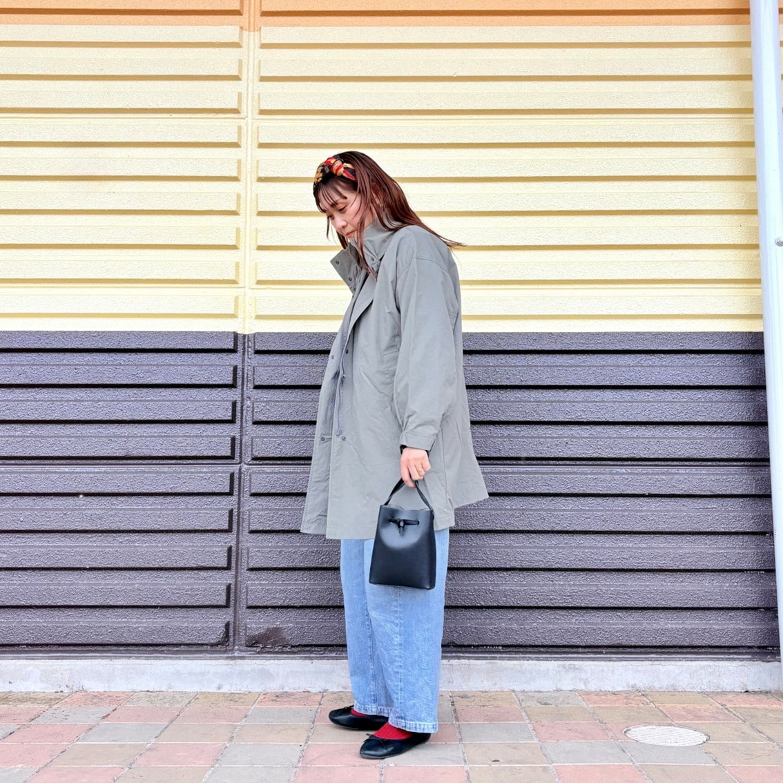 撥水　フードがしまえるロングコートを使ったコーディネートのスタッフの写真です。