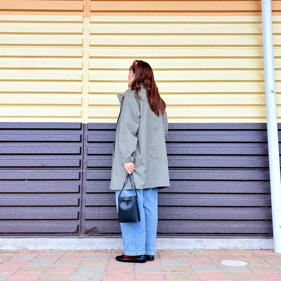 撥水　フードがしまえるロングコートを使ったコーディネートのスタッフの写真です。