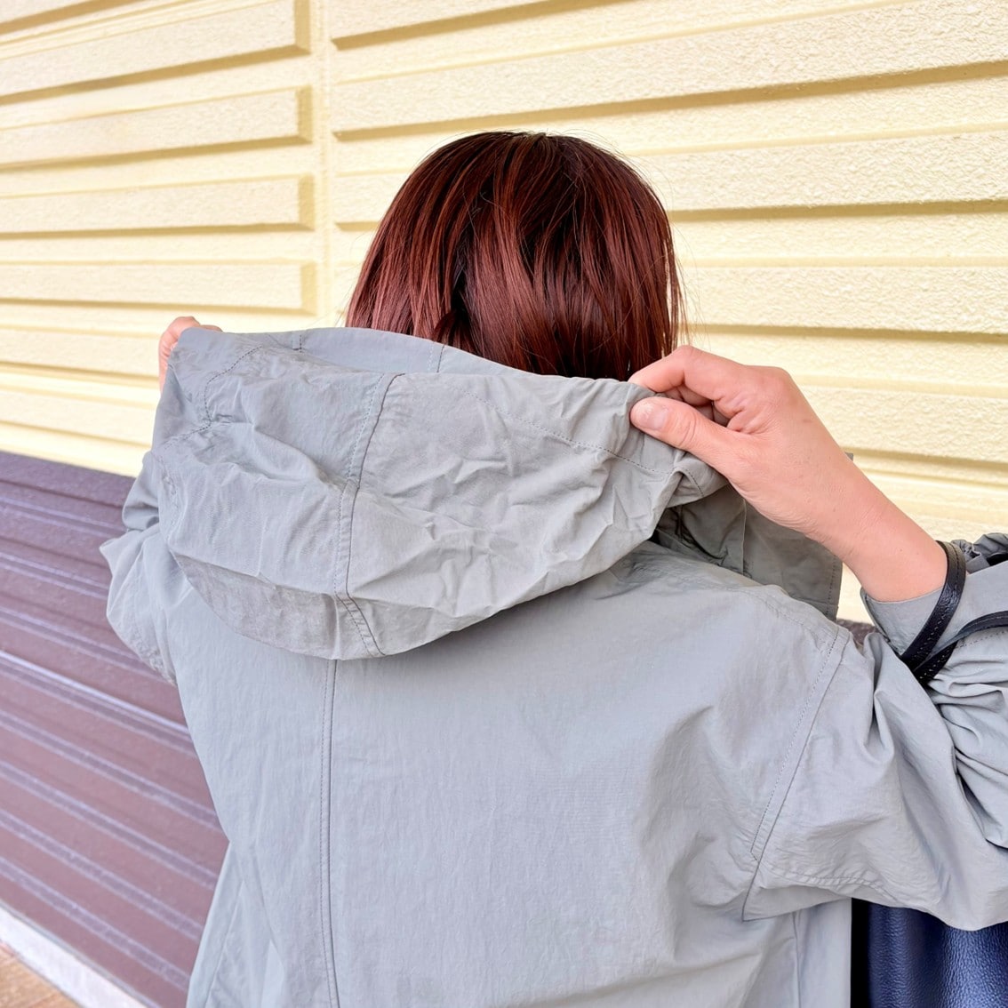 撥水　フードがしまえるロングコートを使ったコーディネートのスタッフの写真です。