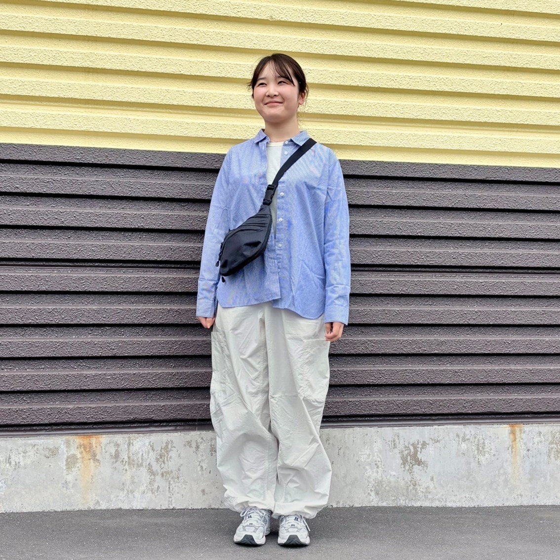 ユーティリティーイージーワイドパンツや強撚天竺編みのTシャツなどで軽くて動きやすいコーディネートにしたスタッフの写真です。