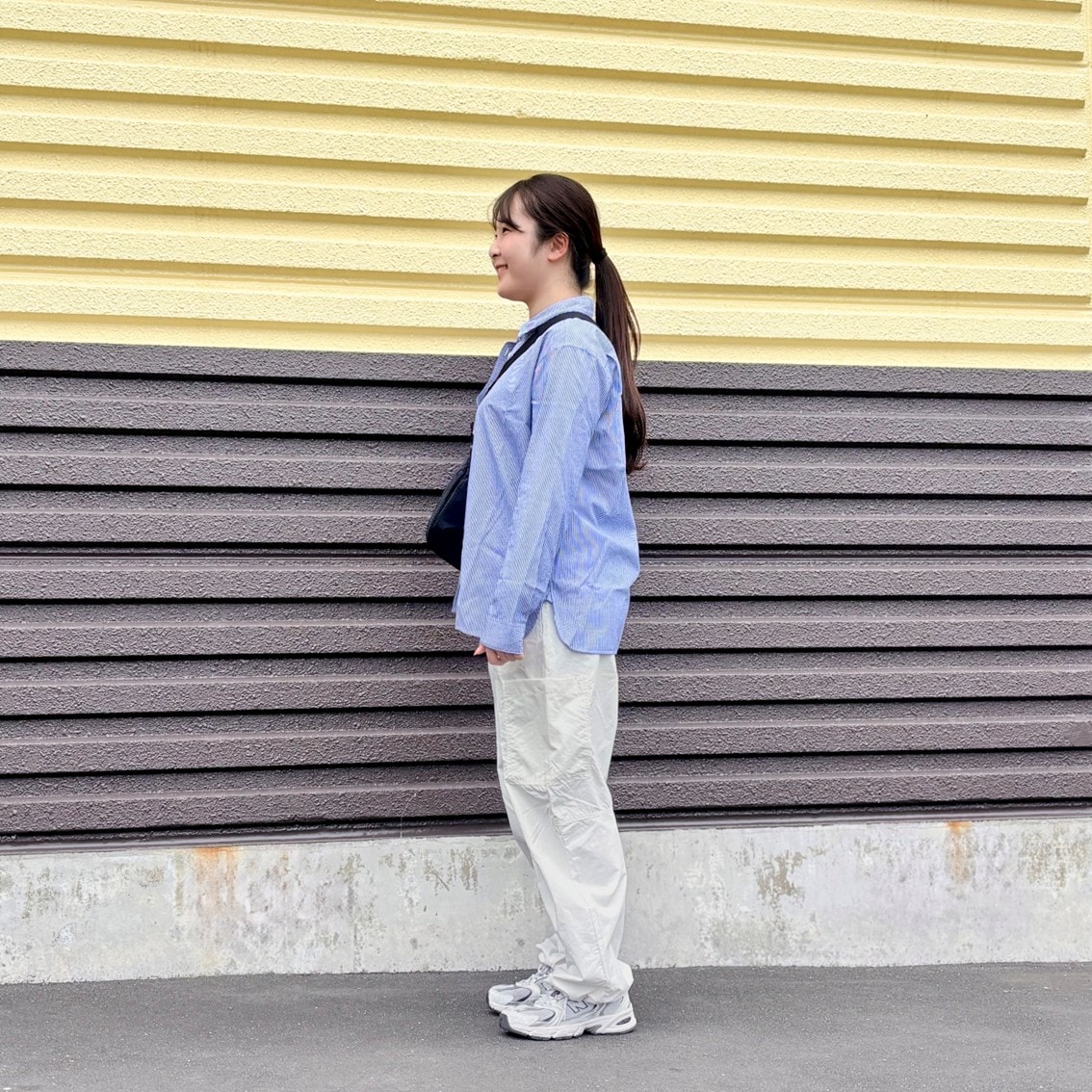 ユーティリティーイージーワイドパンツや強撚天竺編みのTシャツなどで軽くて動きやすいコーディネートにしたスタッフの写真です。