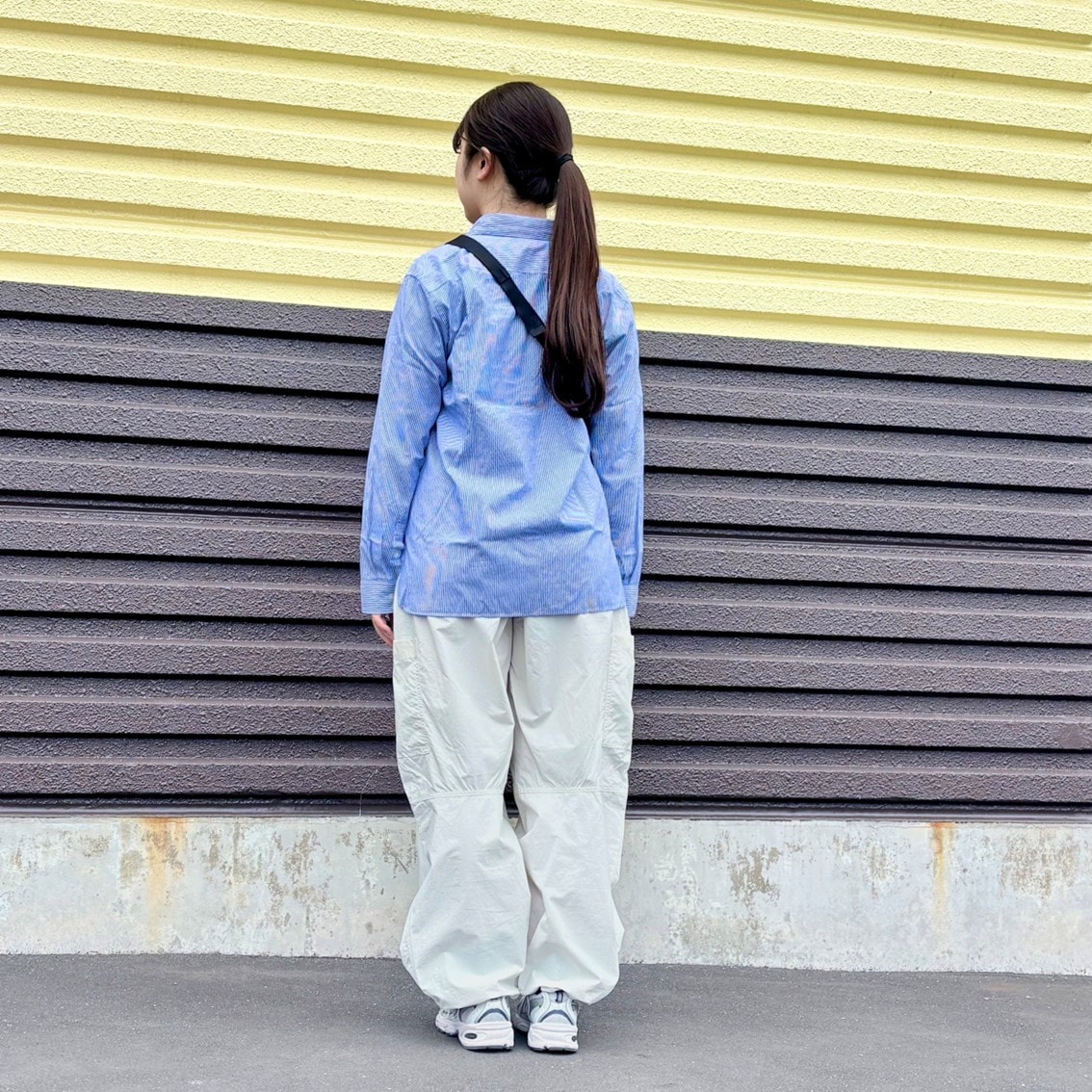 ユーティリティーイージーワイドパンツや強撚天竺編みのTシャツなどで軽くて動きやすいコーディネートにしたスタッフの写真です。