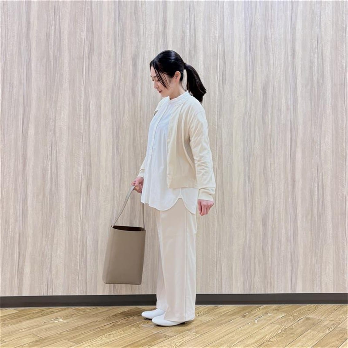 入学式におすすめのアイボリーコーディネートにしたスタッフの写真です。