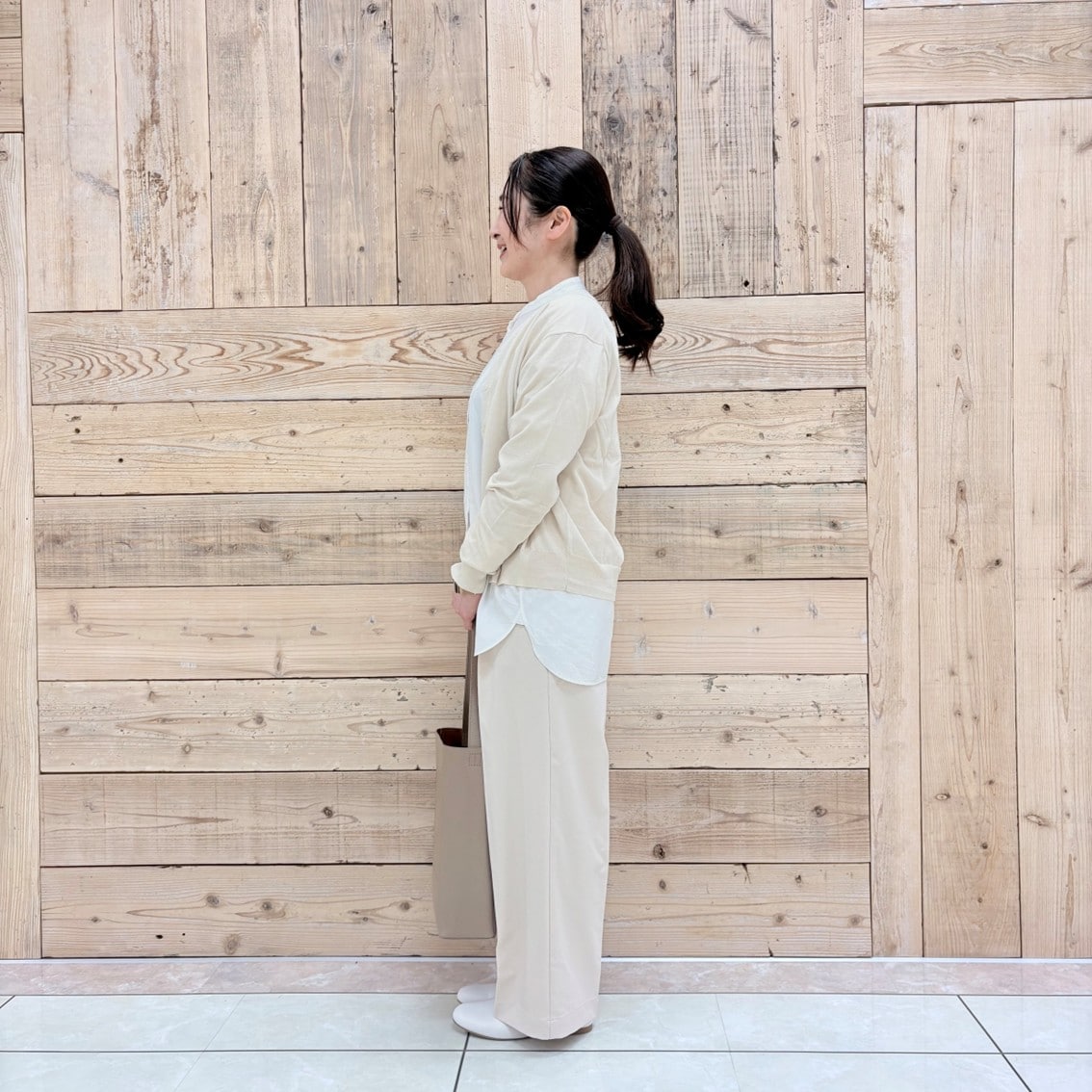 入学式におすすめのアイボリーコーディネートにしたスタッフの写真です。