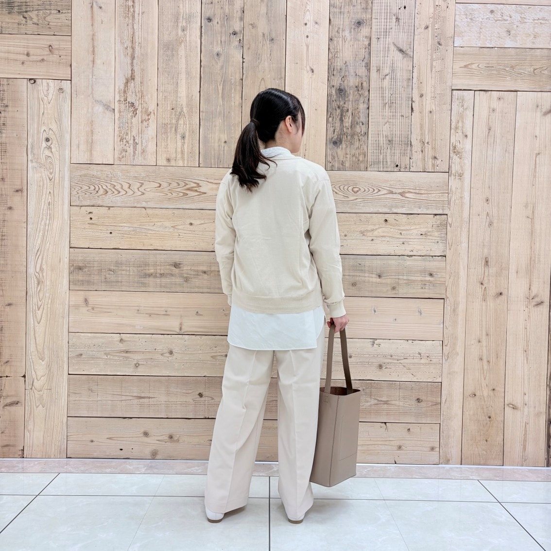 入学式におすすめのアイボリーコーディネートにしたスタッフの写真です。