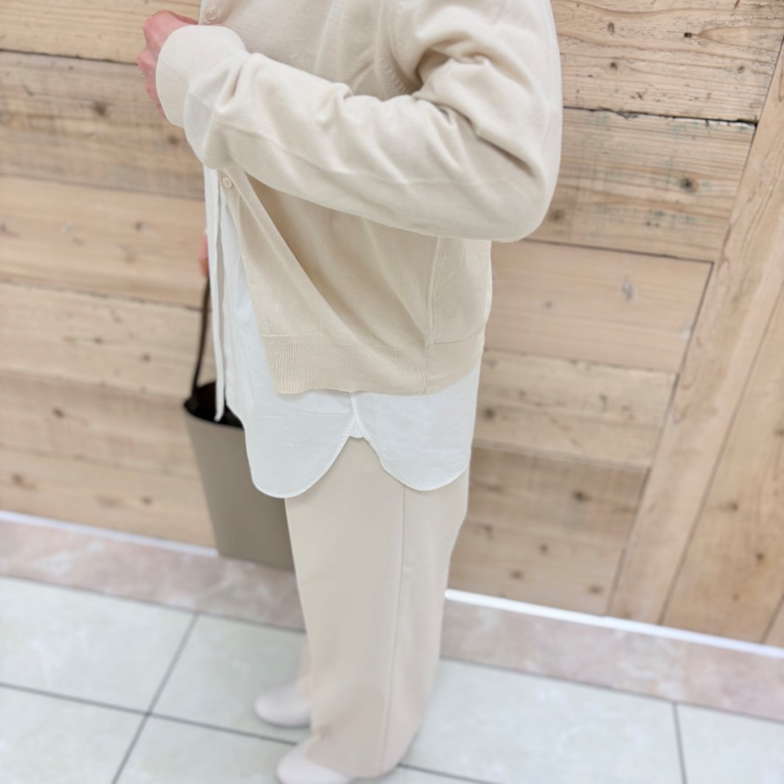 入学式におすすめのアイボリーコーディネートにしたスタッフの写真です。