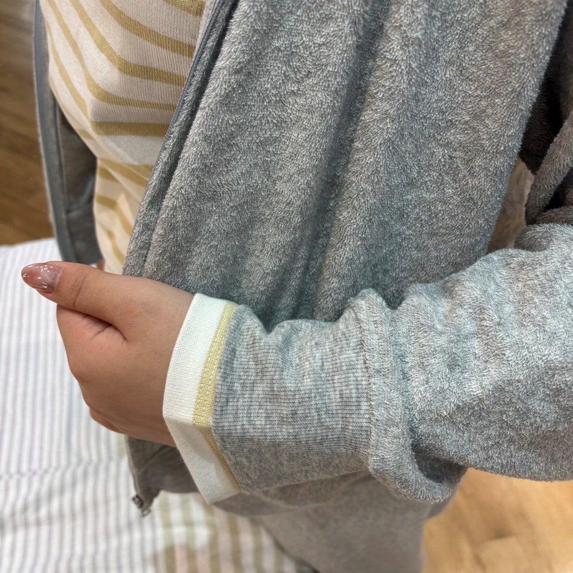 着るタオル両面パイルシリーズを着用したスタッフの写真です。