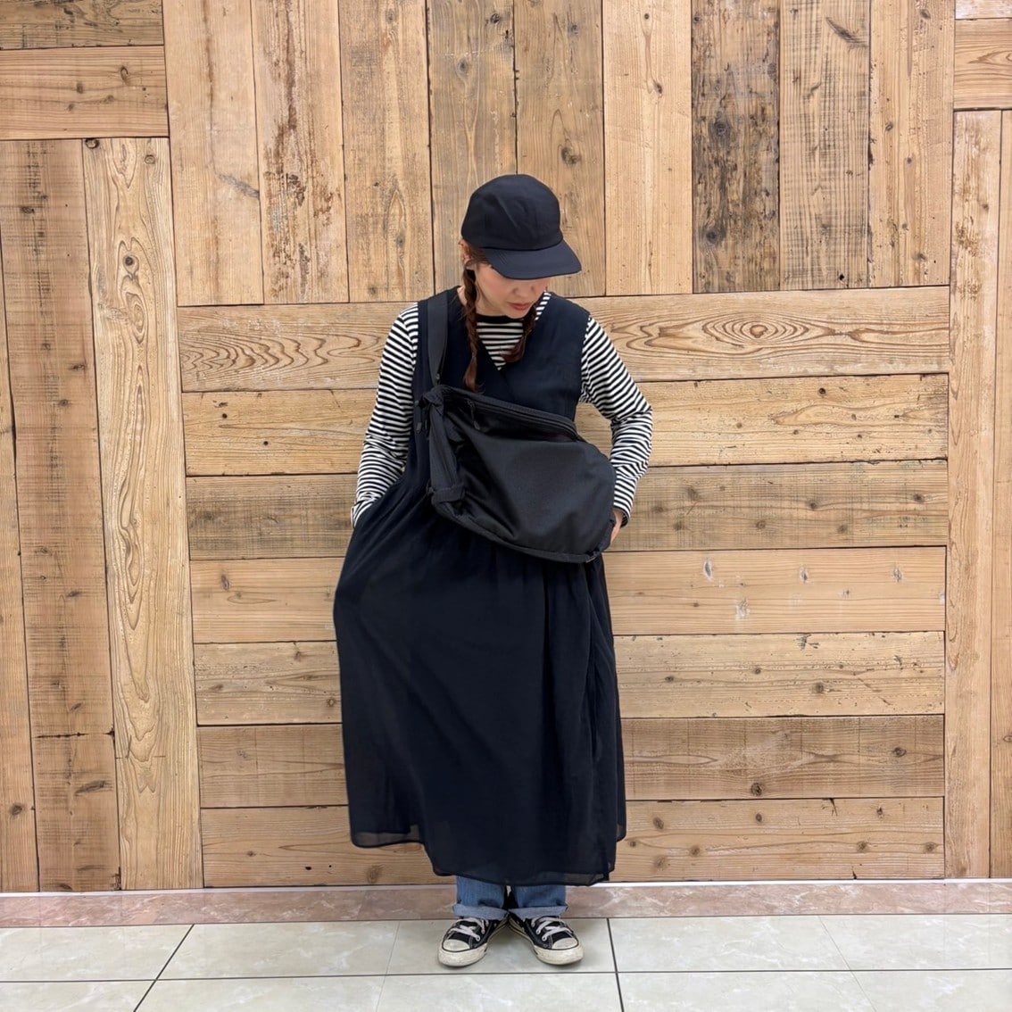 強撚シアーカシュクールワンピースでコーディネートしたスタッフの写真です。