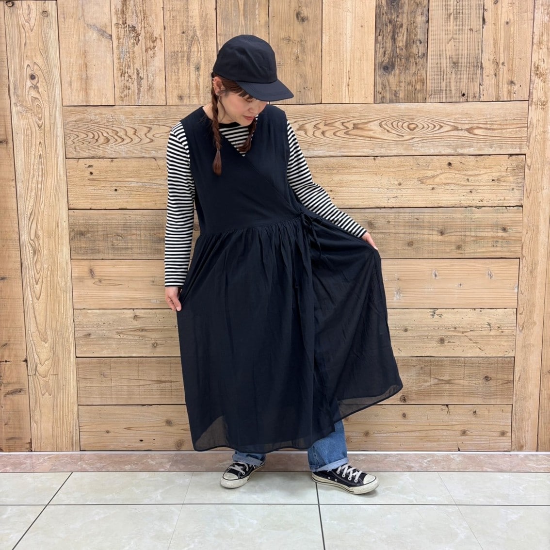 強撚シアーカシュクールワンピースでコーディネートしたスタッフの写真です。