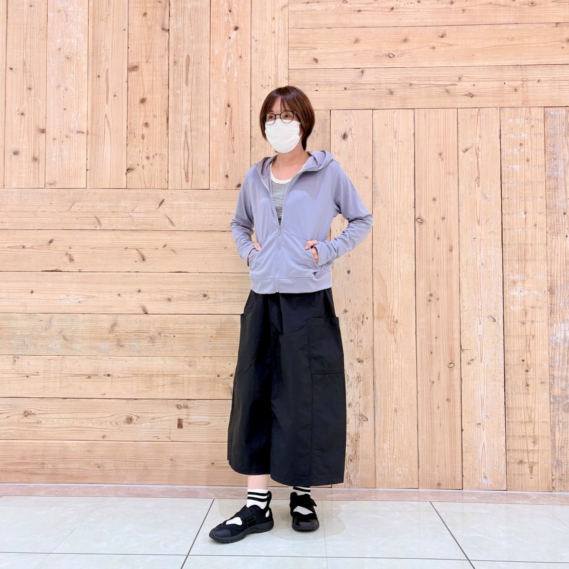 UVカット乾きやすいフルジップパーカにカーゴスカートを合わせたコーディネートのスタッフの写真です。