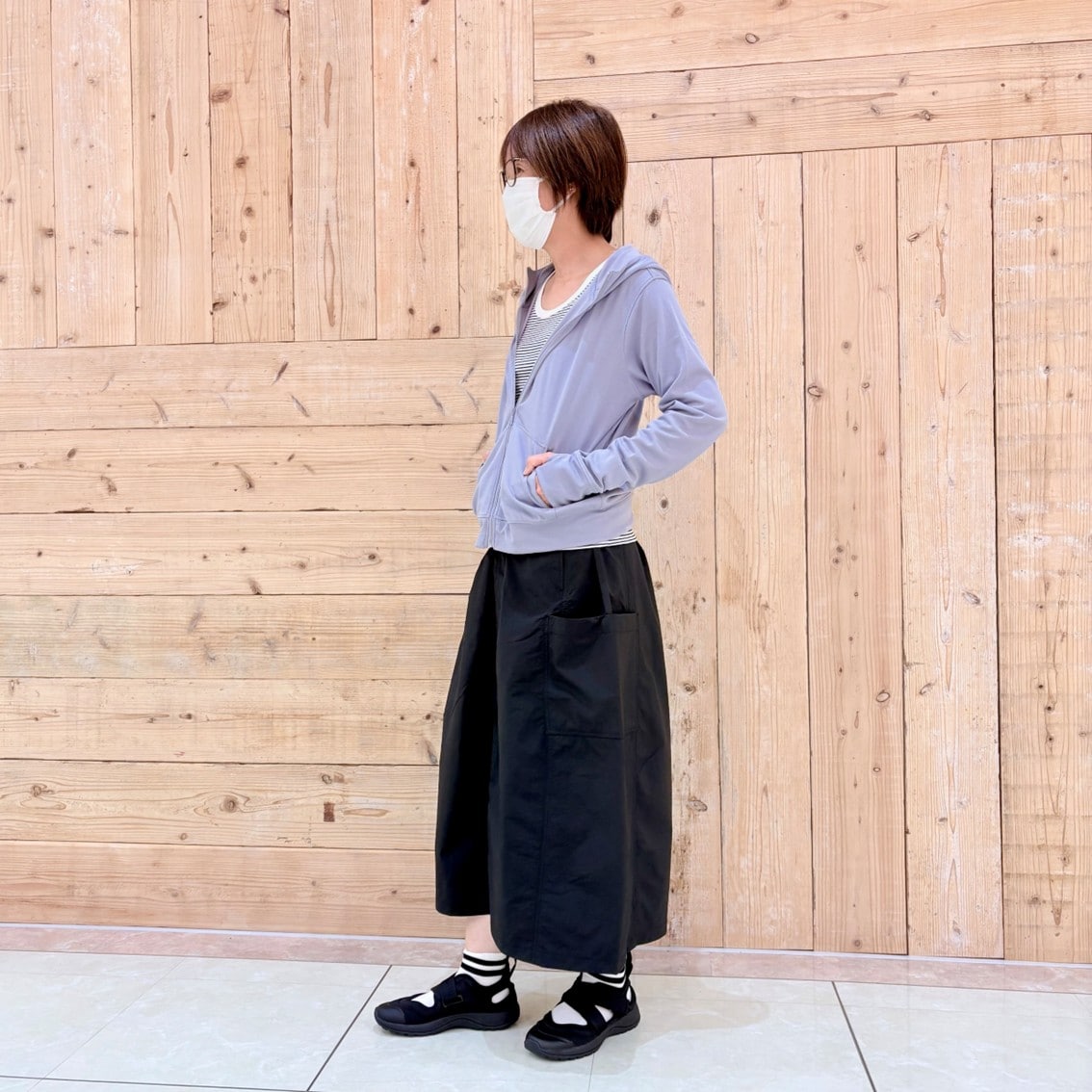 UVカット乾きやすいフルジップパーカにカーゴスカートを合わせたコーディネートのスタッフの写真です。