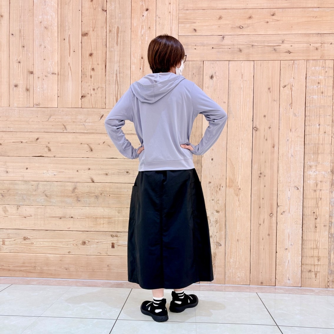 UVカット乾きやすいフルジップパーカにカーゴスカートを合わせたコーディネートのスタッフの写真です。