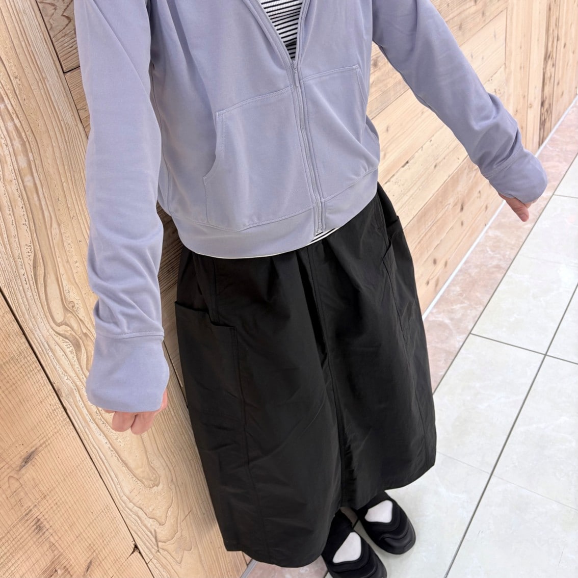UVカット乾きやすいフルジップパーカにカーゴスカートを合わせたコーディネートのスタッフの写真です。
