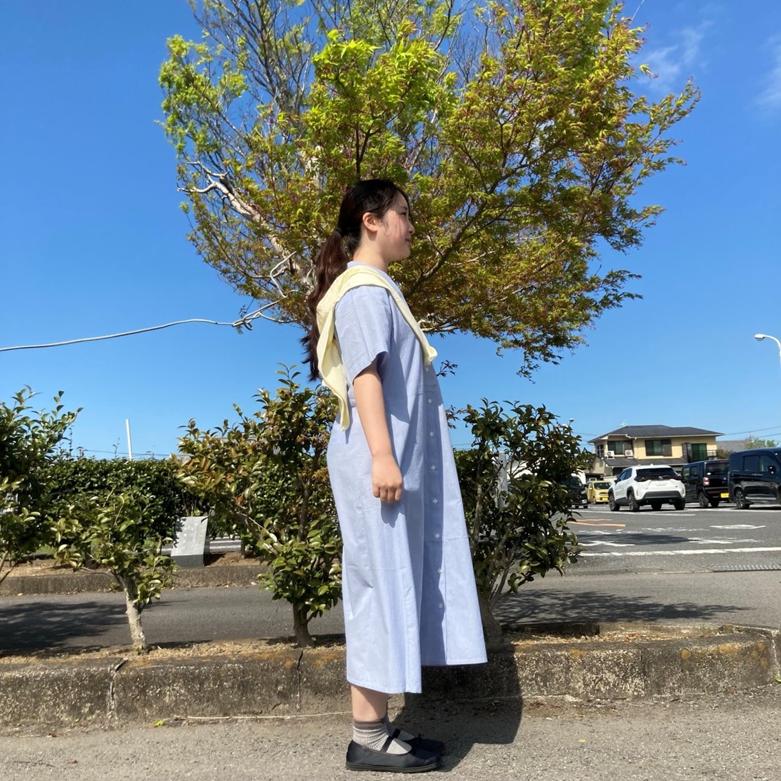 涼感半袖シャツワンピースに強撚天竺編み長袖Tシャツを肩にかけるコーディネートにしたスタッフの写真です。