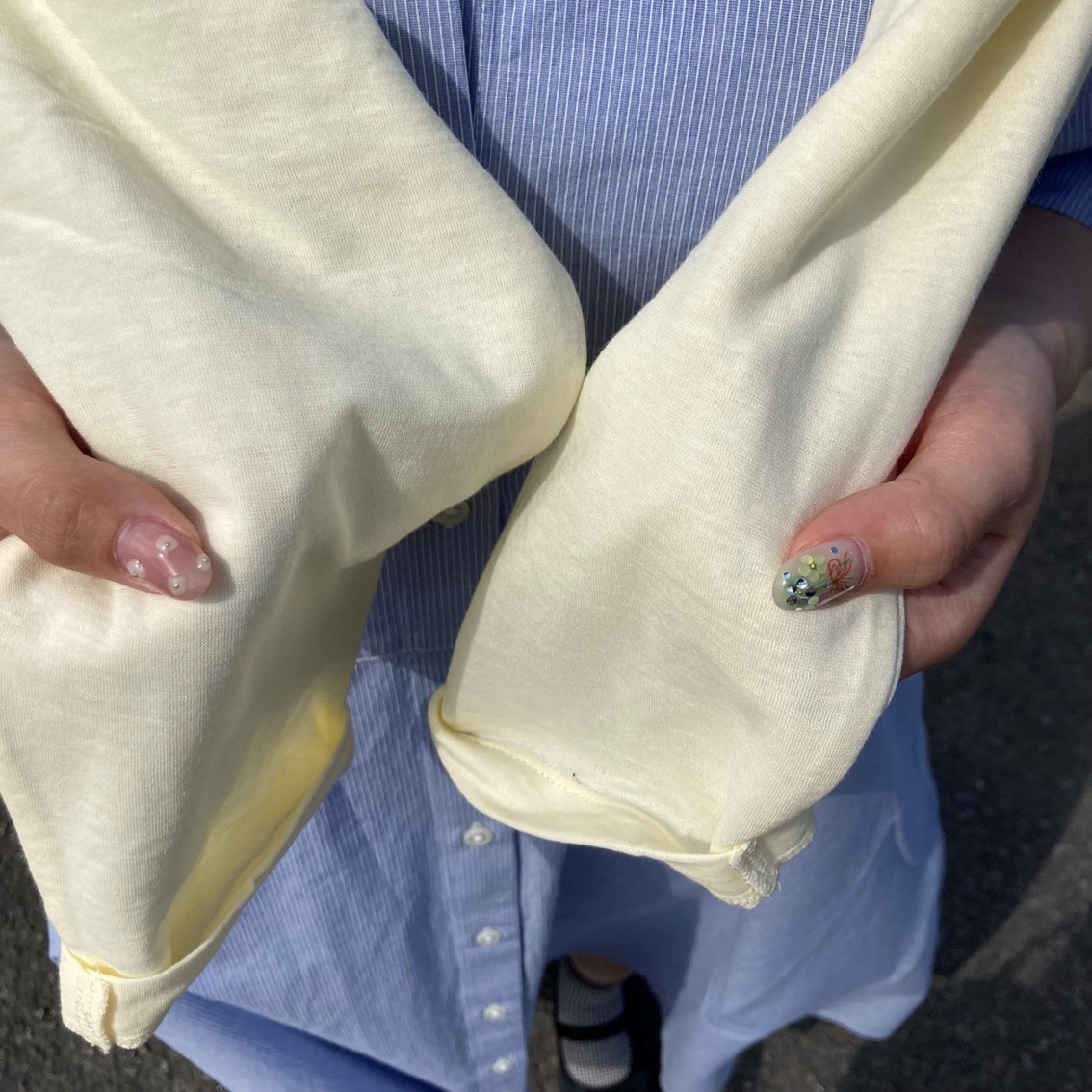 涼感半袖シャツワンピースに強撚天竺編み長袖Tシャツを肩にかけるコーディネートにしたスタッフの写真です。