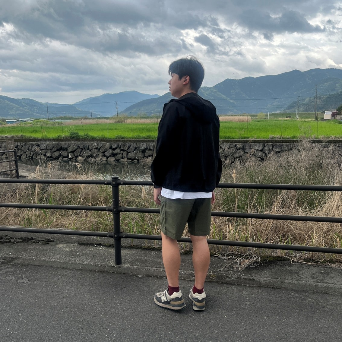 太番手フットボール五分袖Tシャツにイージーショートパンツを合わせたコーディネートのスタッフの写真です。