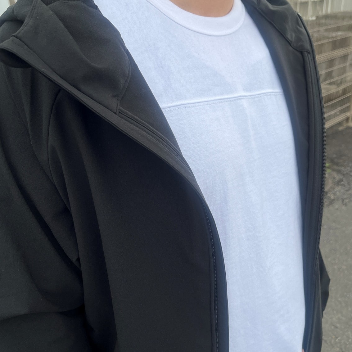 太番手フットボール五分袖Tシャツにイージーショートパンツを合わせたコーディネートのスタッフの写真です。