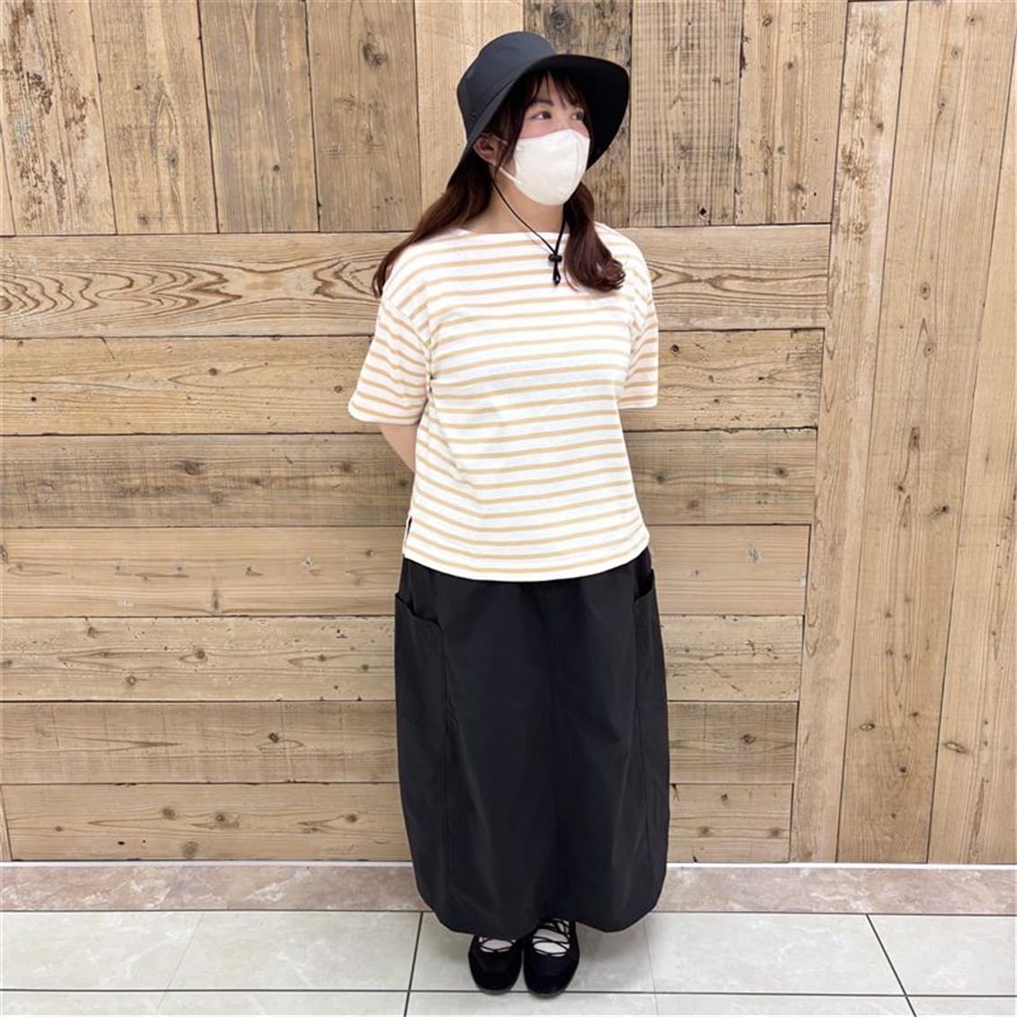 引き揃え天竺編み　ボートネック半袖Tシャツにカーゴスカートを合わせたコーディネートのスタッフの写真です。