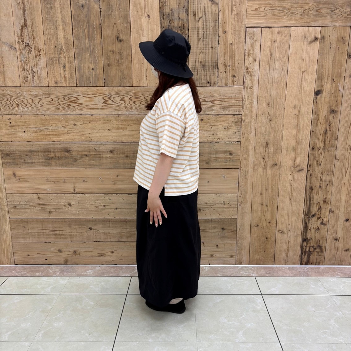 引き揃え天竺編み　ボートネック半袖Tシャツにカーゴスカートを合わせたコーディネートのスタッフの写真です。