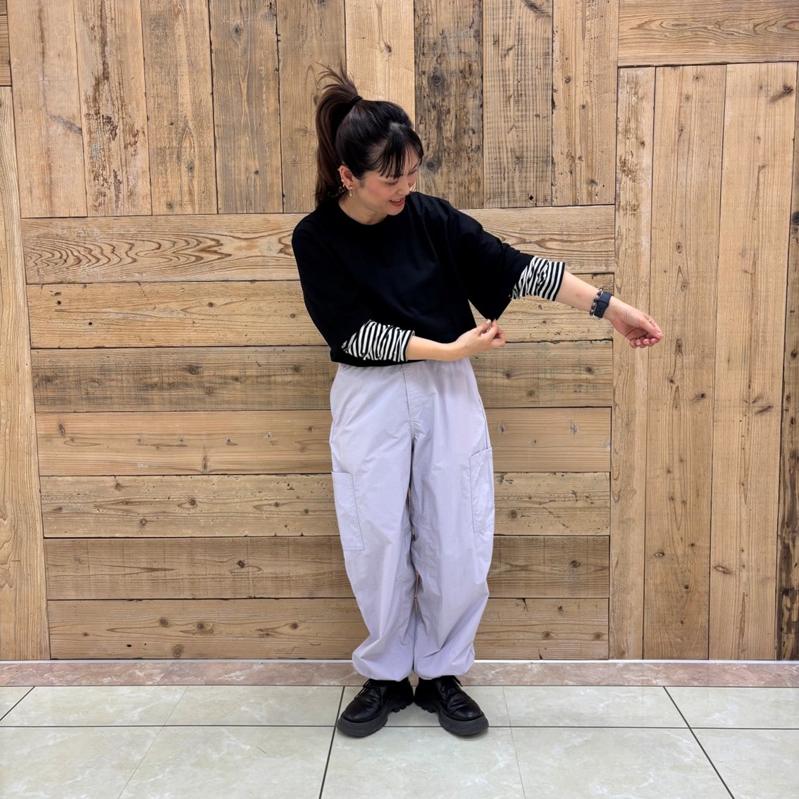 涼感UVカットクルーネックワイド半袖Tシャツにユーティリティーイージーワイドパンツを合わせたコーディネートのスタッフの写真です。