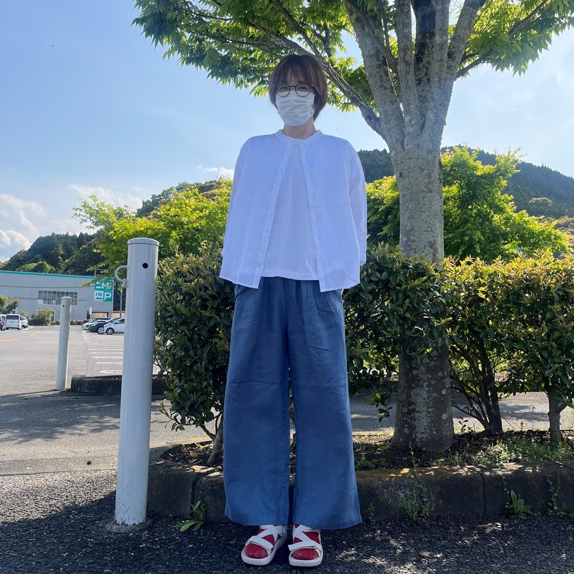 リネンの7分袖ブラウスにイージーワイドパンツを合わせたコーディネートのスタッフの写真です。