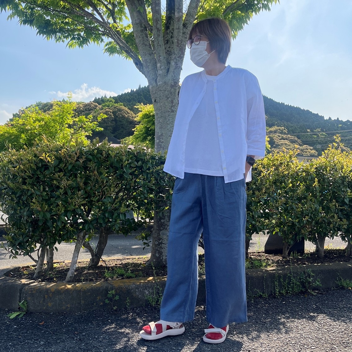 リネンの7分袖ブラウスにイージーワイドパンツを合わせたコーディネートのスタッフの写真です。