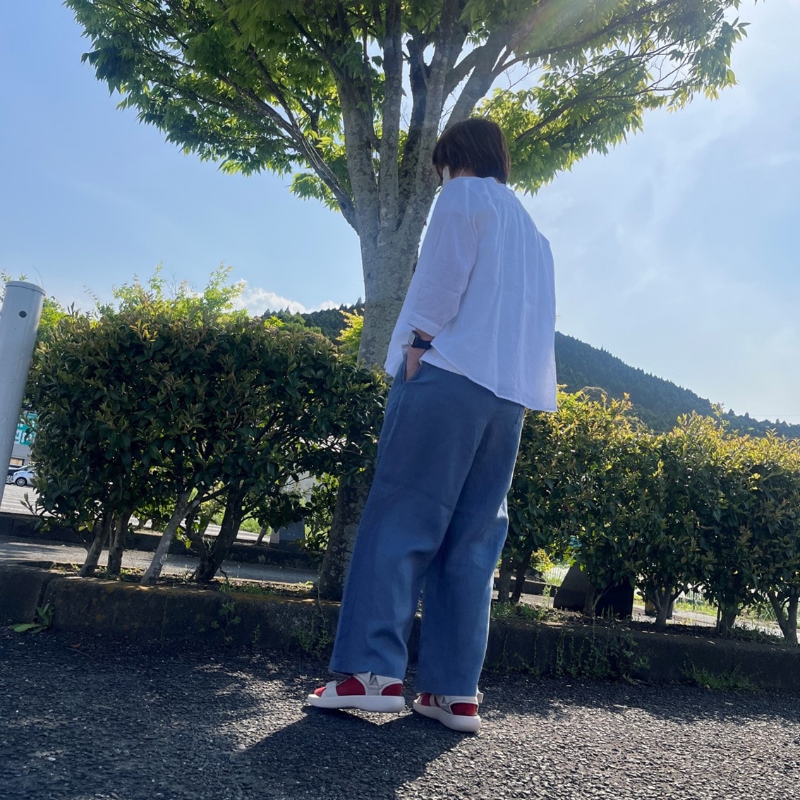 リネンの7分袖ブラウスにイージーワイドパンツを合わせたコーディネートのスタッフの写真です。