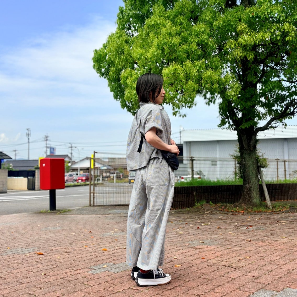 涼感素材の半袖シャツとスカートパンツのセットアップを着たスタッフの写真です。