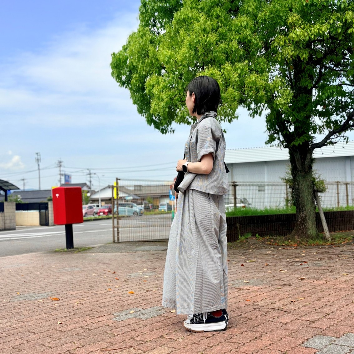 涼感素材の半袖シャツとスカートパンツのセットアップを着たスタッフの写真です。