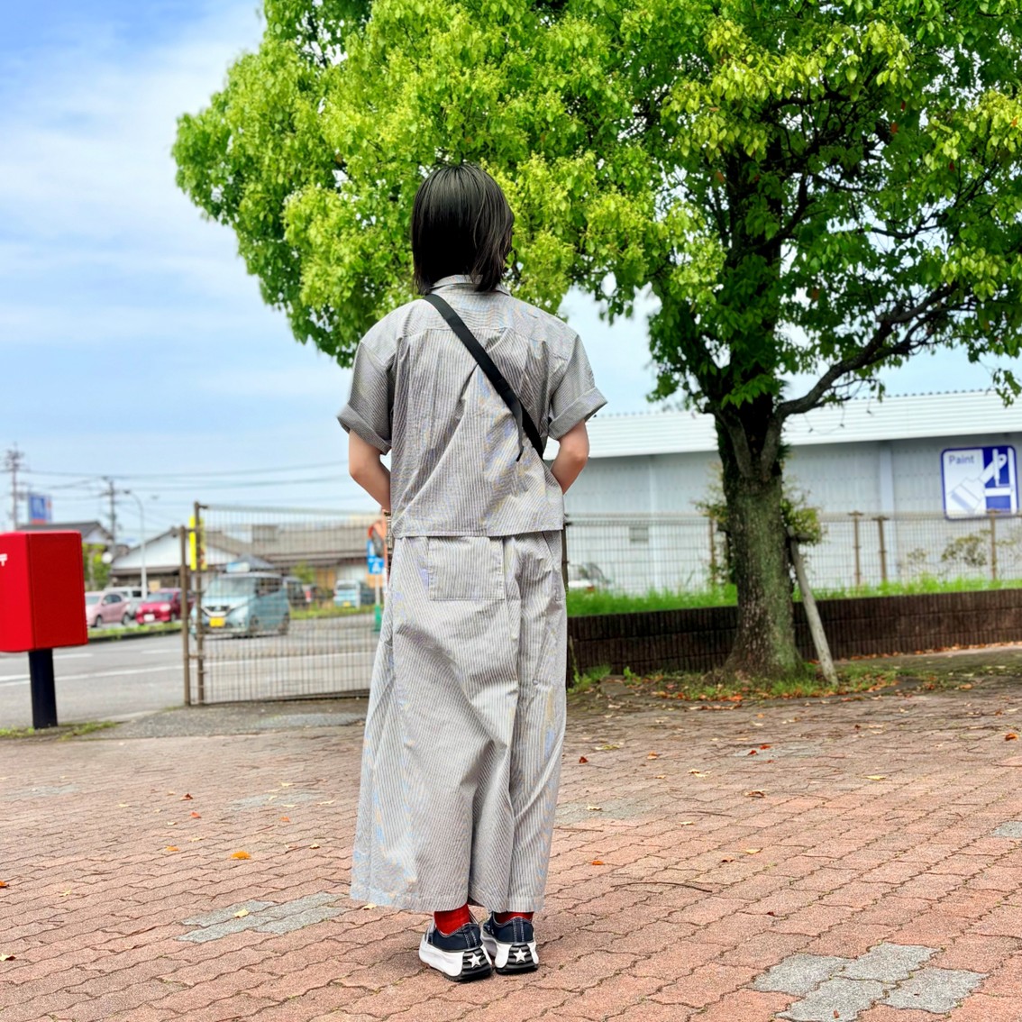 涼感素材の半袖シャツとスカートパンツのセットアップを着たスタッフの写真です。