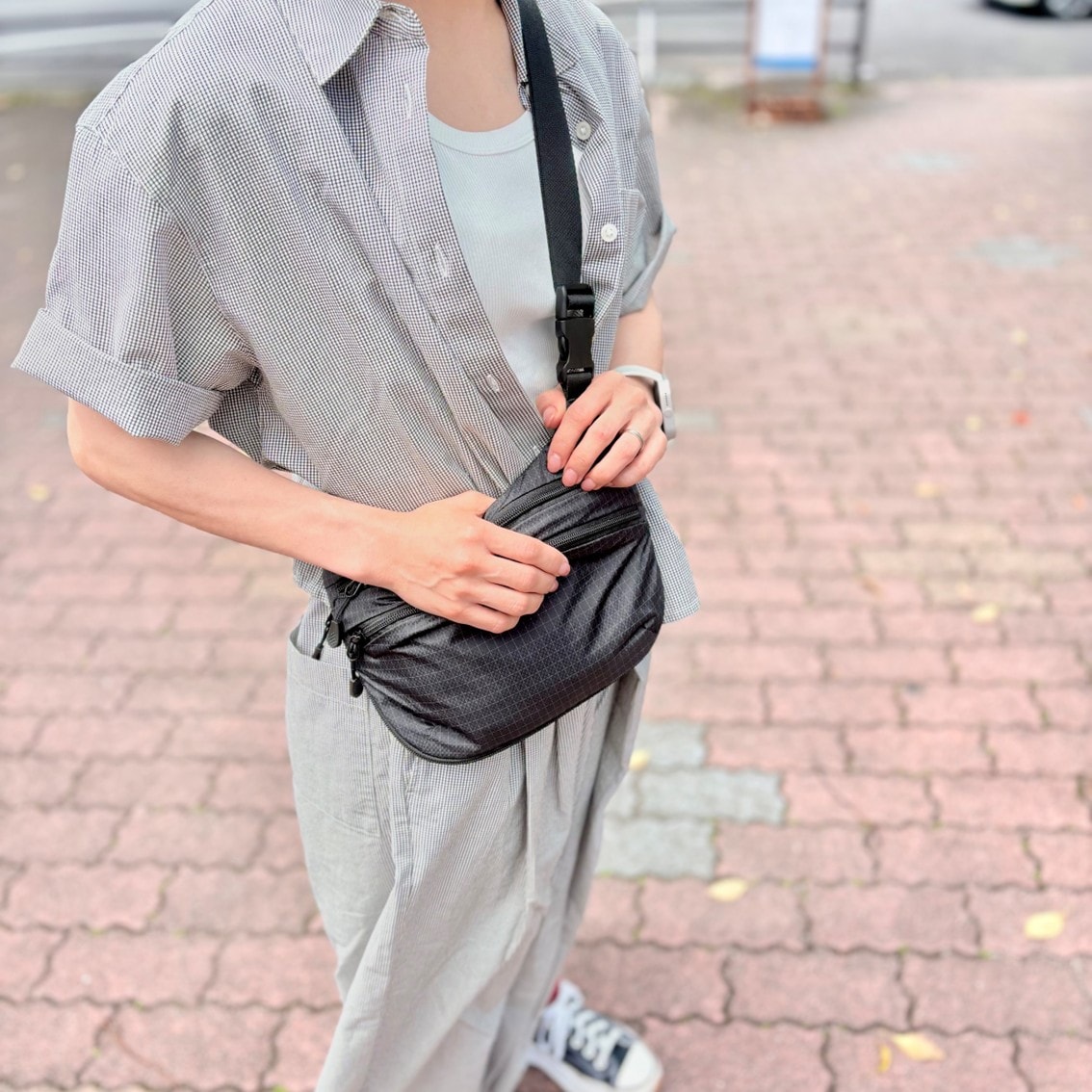 涼感素材の半袖シャツとスカートパンツのセットアップを着たスタッフの写真です。