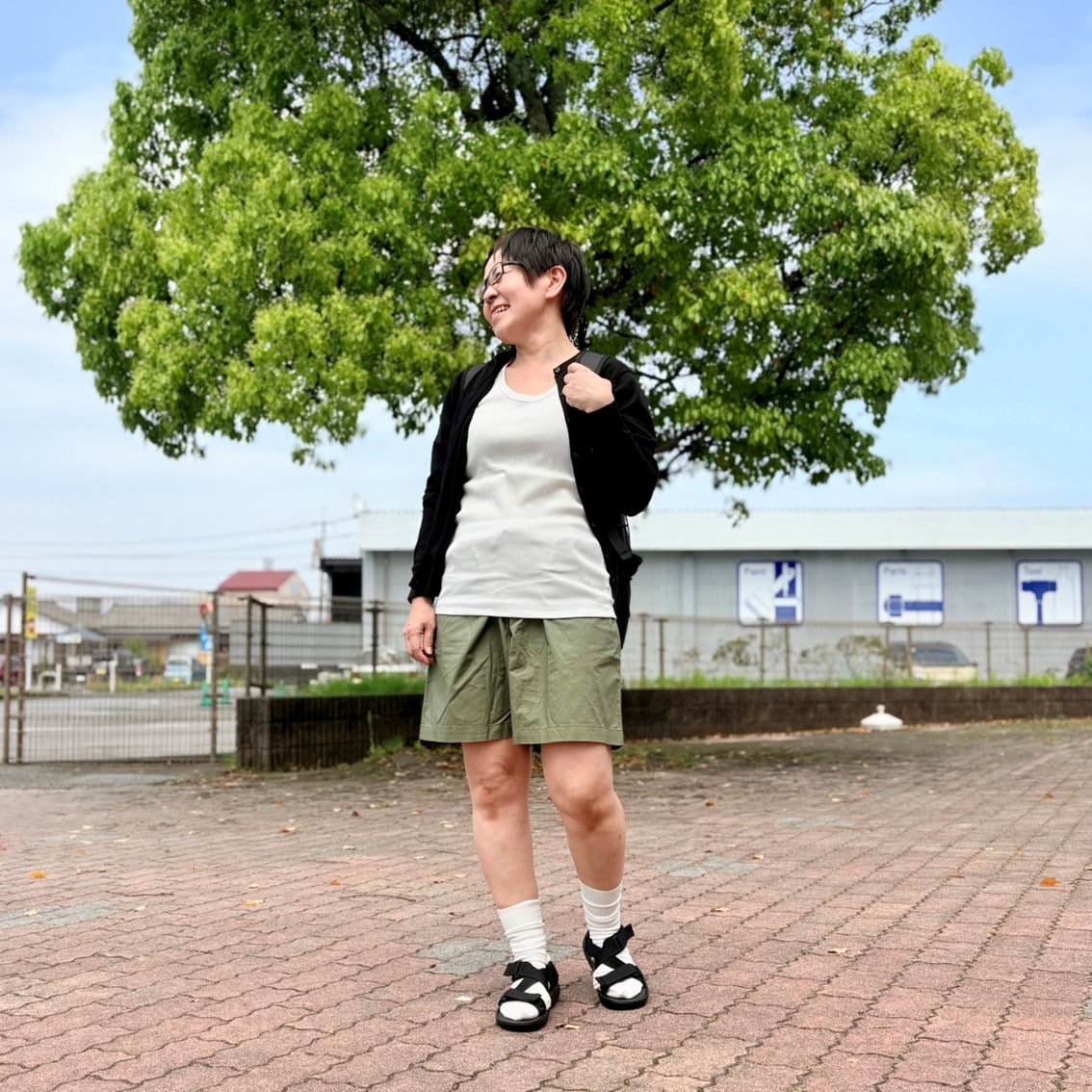 UVカットクルーネックカーディガンにブロードショートパンツを合わせたコーディネートのスタッフの写真です。