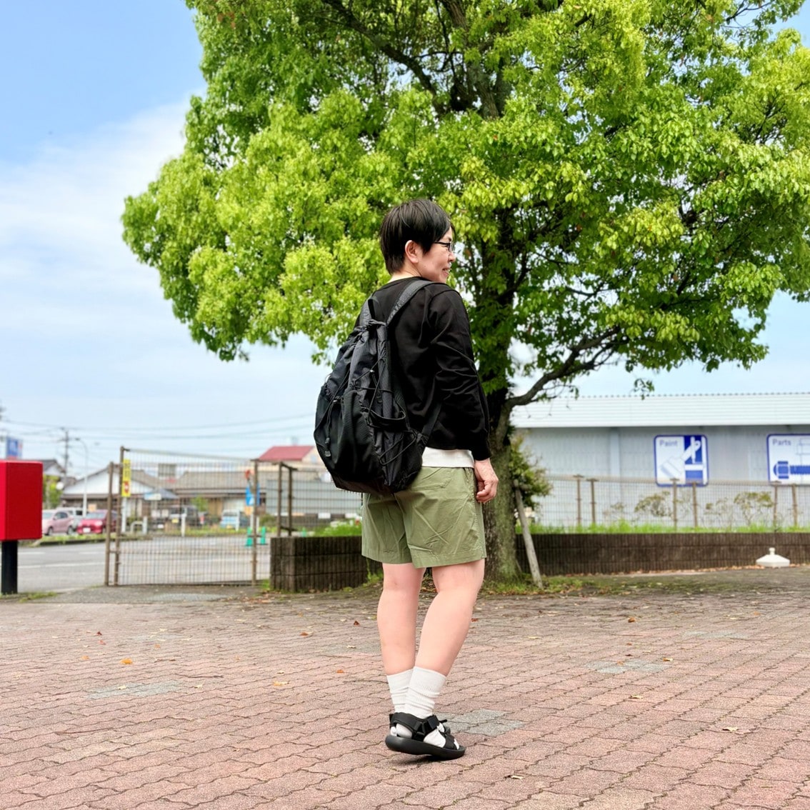 UVカットクルーネックカーディガンにブロードショートパンツを合わせたコーディネートのスタッフの写真です。