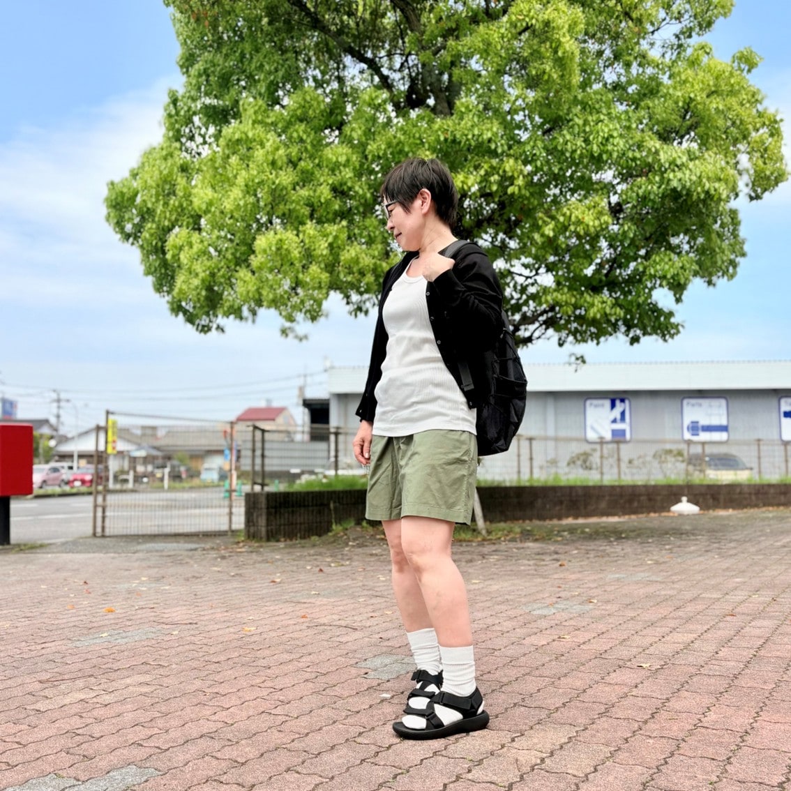 UVカットクルーネックカーディガンにブロードショートパンツを合わせたコーディネートのスタッフの写真です。