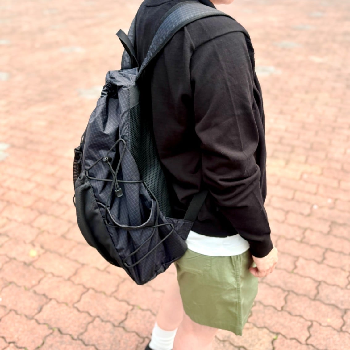 UVカットクルーネックカーディガンにブロードショートパンツを合わせたコーディネートのスタッフの写真です。