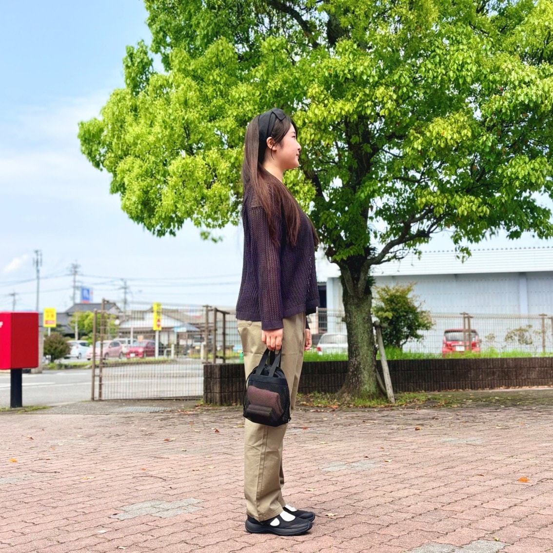 リネン混透かし編みワイドセーターやメッシュの小物を使った透け感のあるコーディネートのスタッフの写真です。