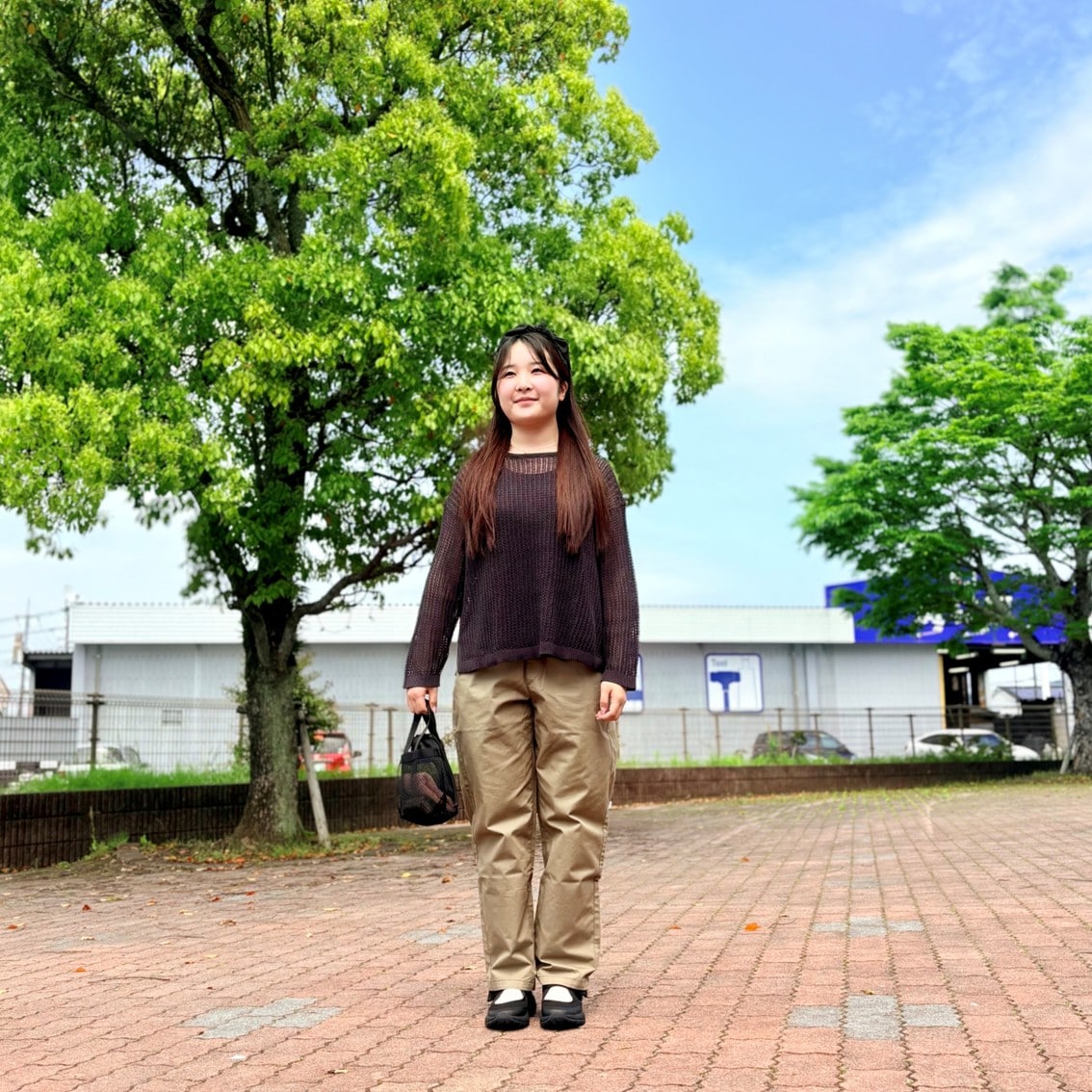 リネン混透かし編みワイドセーターやメッシュの小物を使った透け感のあるコーディネートのスタッフの写真です。