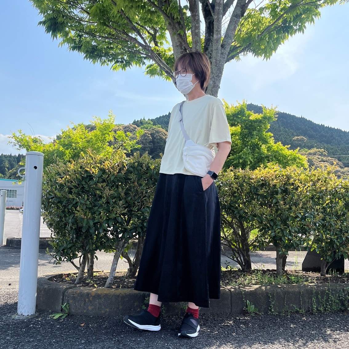 UVカット吸汗速乾　クルーネック半袖Tシャツをノースリーブワンピースの上に合わせたコーディネートのスタッフの写真です。