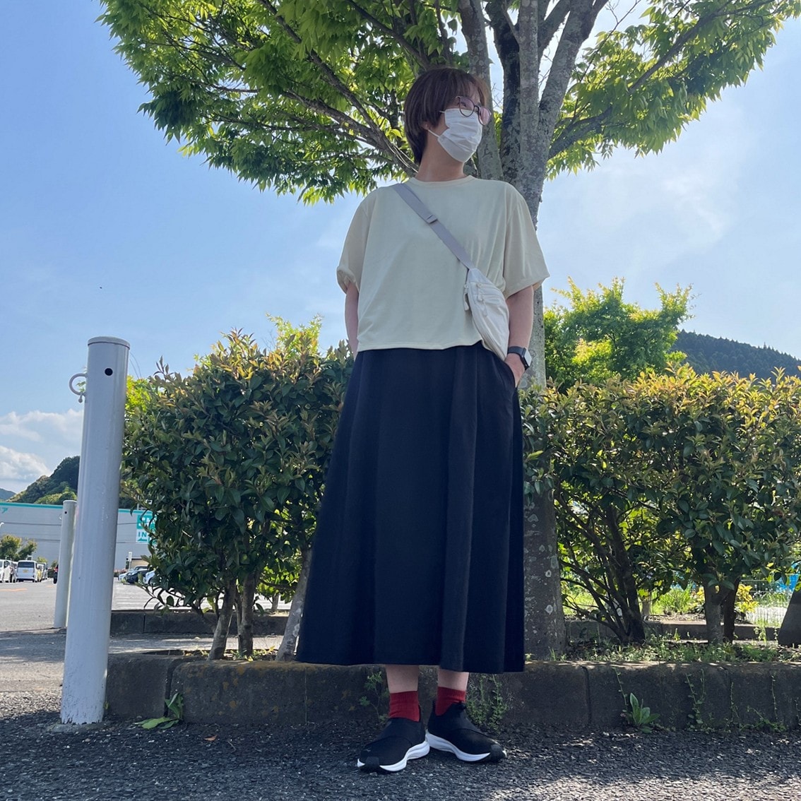 UVカット吸汗速乾　クルーネック半袖Tシャツをノースリーブワンピースの上に合わせたコーディネートのスタッフの写真です。
