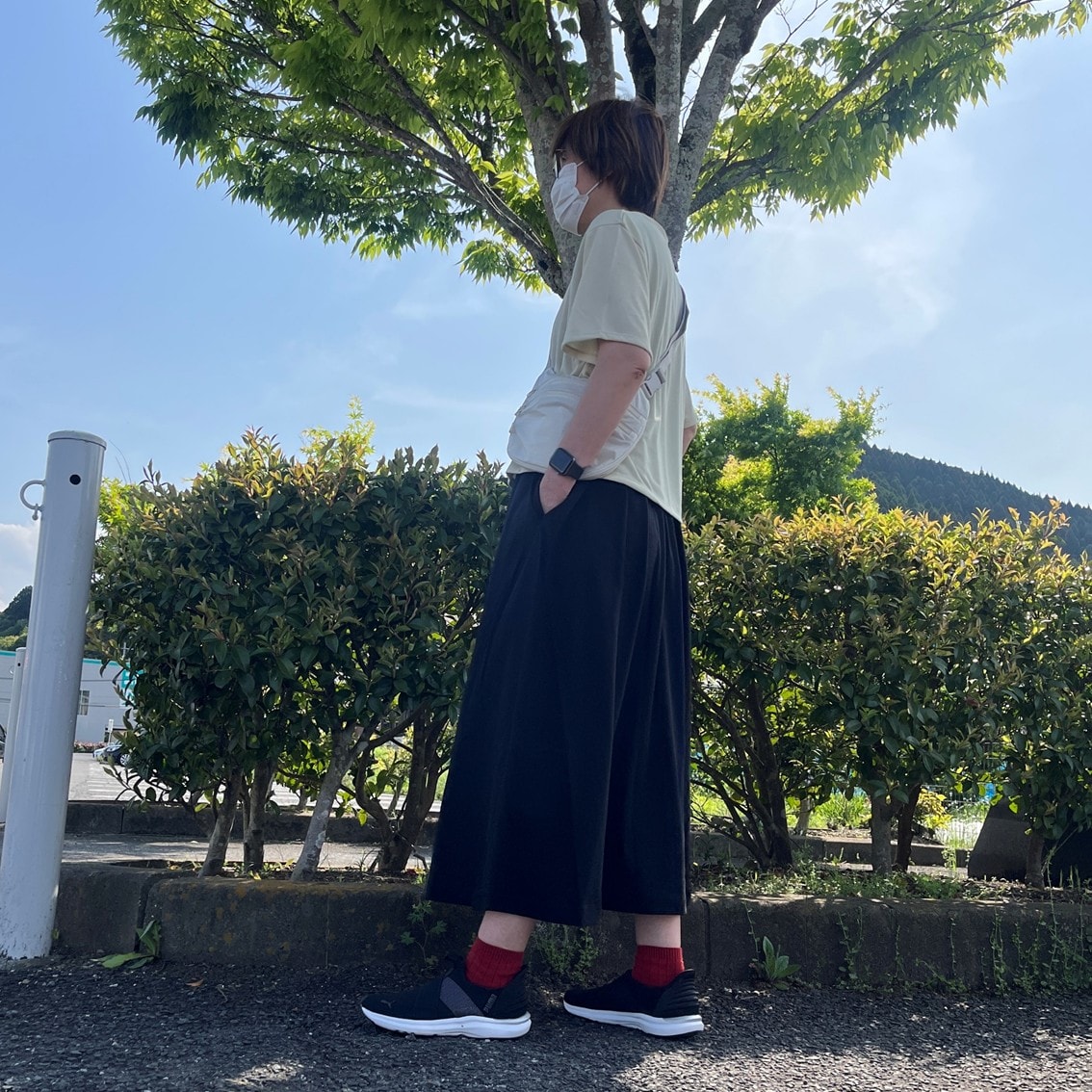 UVカット吸汗速乾　クルーネック半袖Tシャツをノースリーブワンピースの上に合わせたコーディネートのスタッフの写真です。