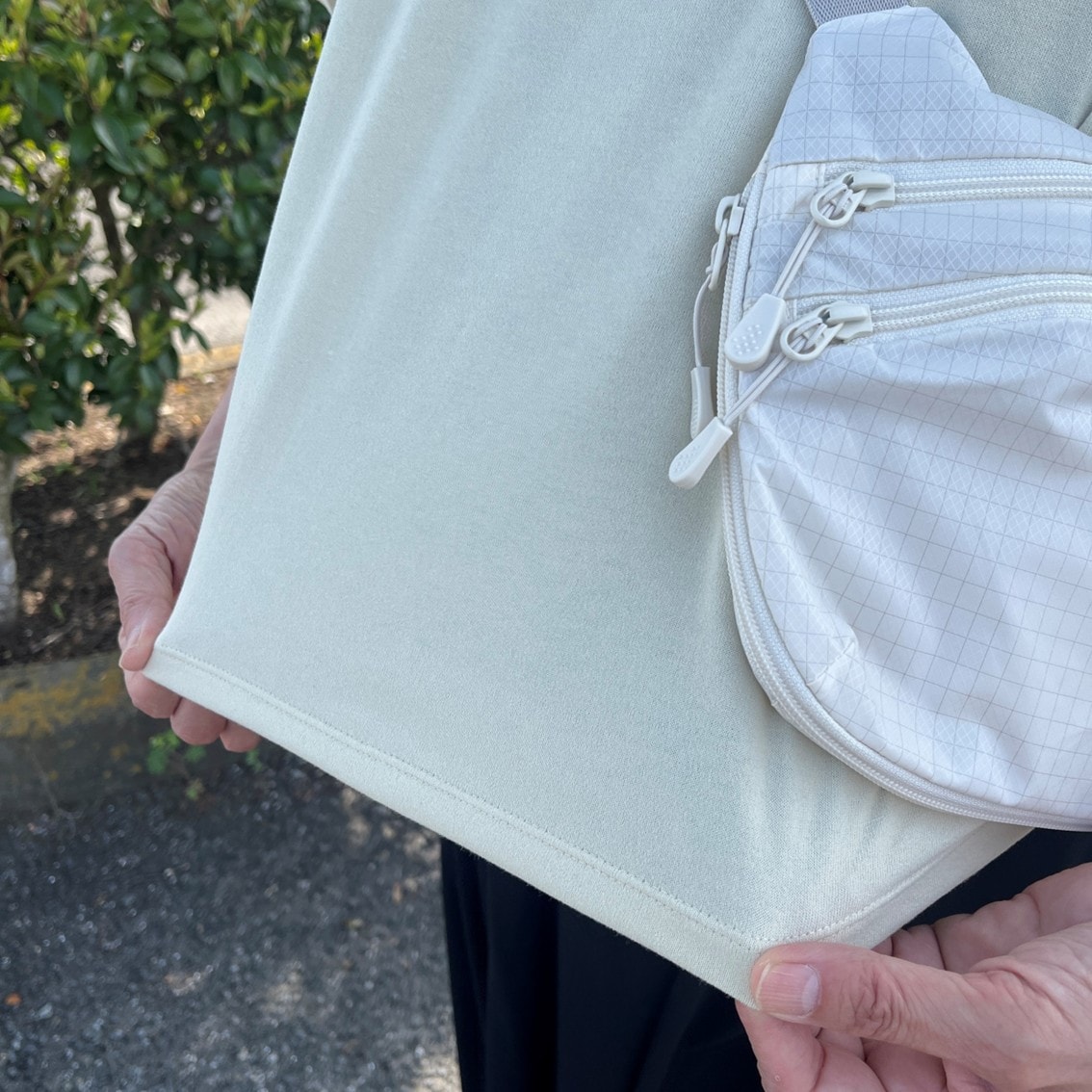 UVカット吸汗速乾　クルーネック半袖Tシャツをノースリーブワンピースの上に合わせたコーディネートのスタッフの写真です。